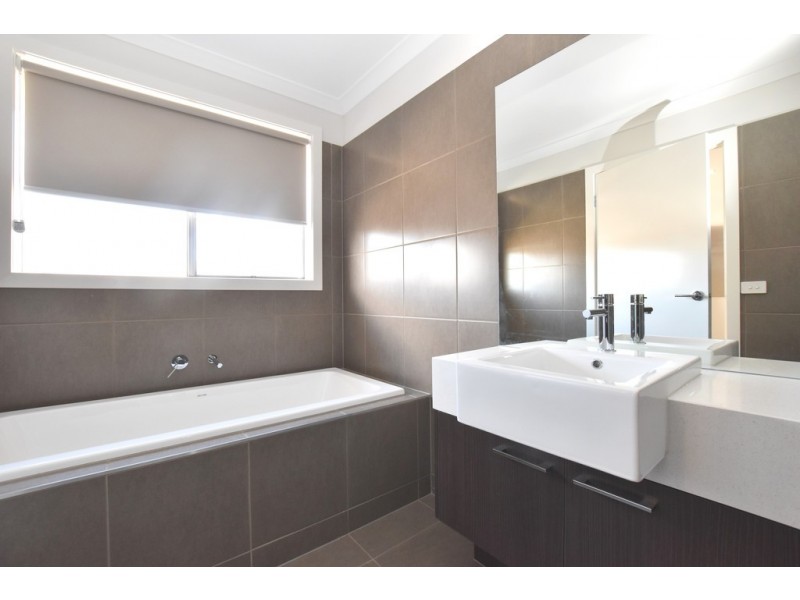 159 Wheelers Park Drive, Cranbourne North VIC 3977