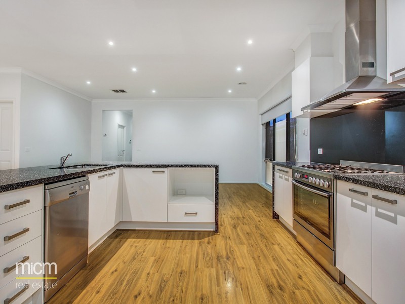 220 Sanctuary Lakes South Boulevard, Point Cook VIC 3030