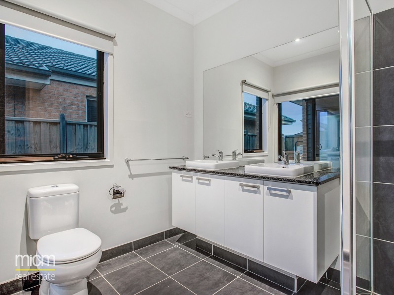 220 Sanctuary Lakes South Boulevard, Point Cook VIC 3030