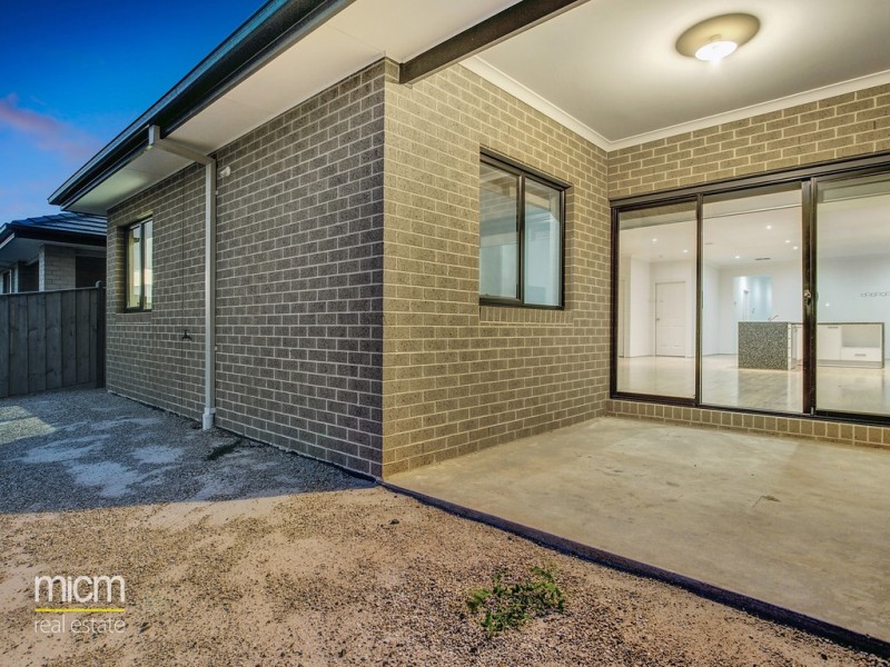 220 Sanctuary Lakes South Boulevard, Point Cook VIC 3030