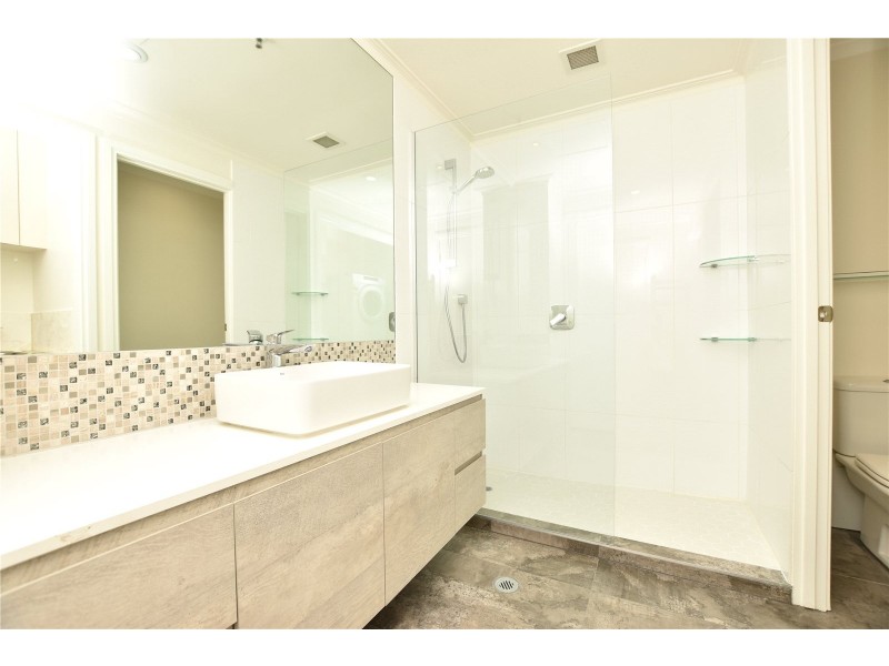 REF 041339/8 Wells Street, Southbank VIC 3006