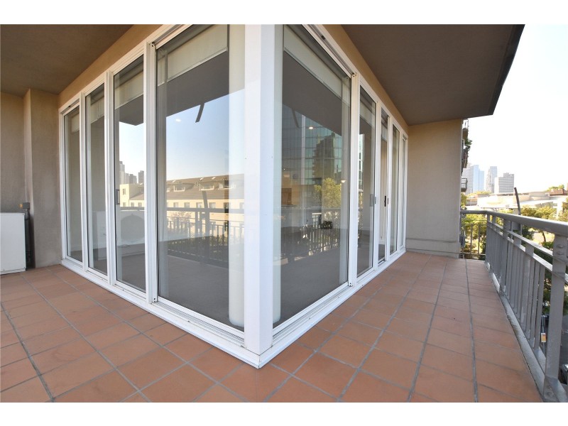 REF 041339/8 Wells Street, Southbank VIC 3006