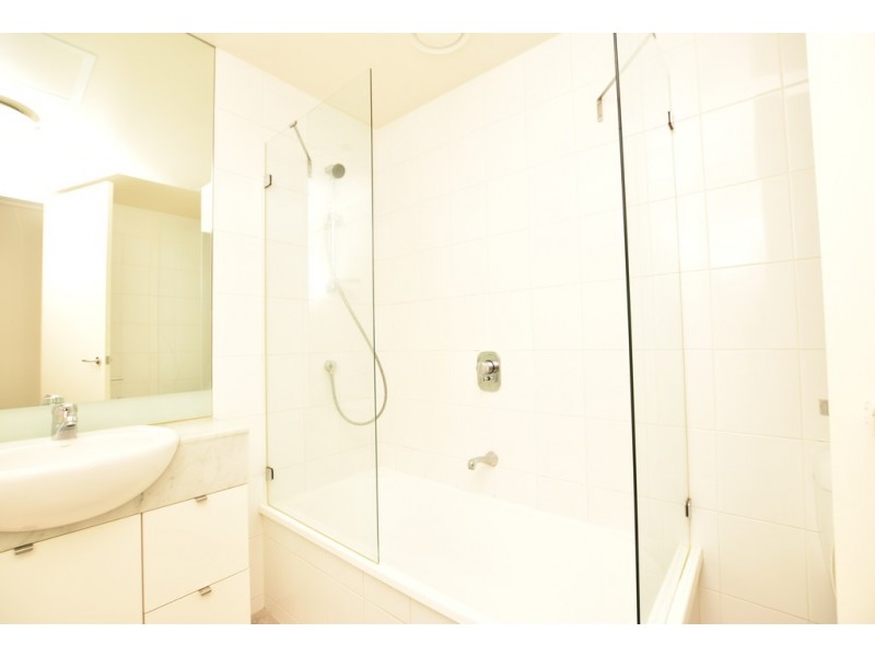 REF 041692/100 Kavanagh Street, Southbank VIC 3006