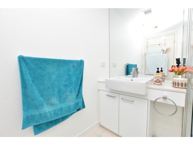 1806/100 Harbour Esplanade, Docklands VIC 3008