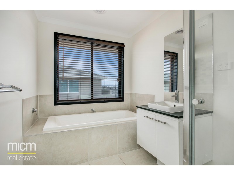 24 Pintail Close, Williams Landing VIC 3027