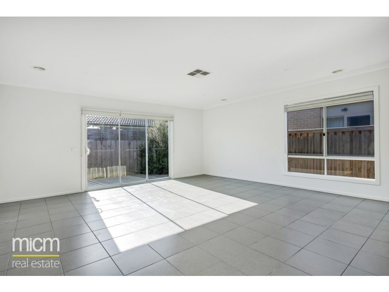 31 Neighbourhood Grove, Point Cook VIC 3030