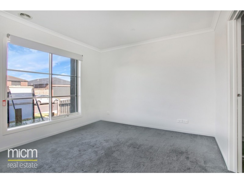 31 Neighbourhood Grove, Point Cook VIC 3030