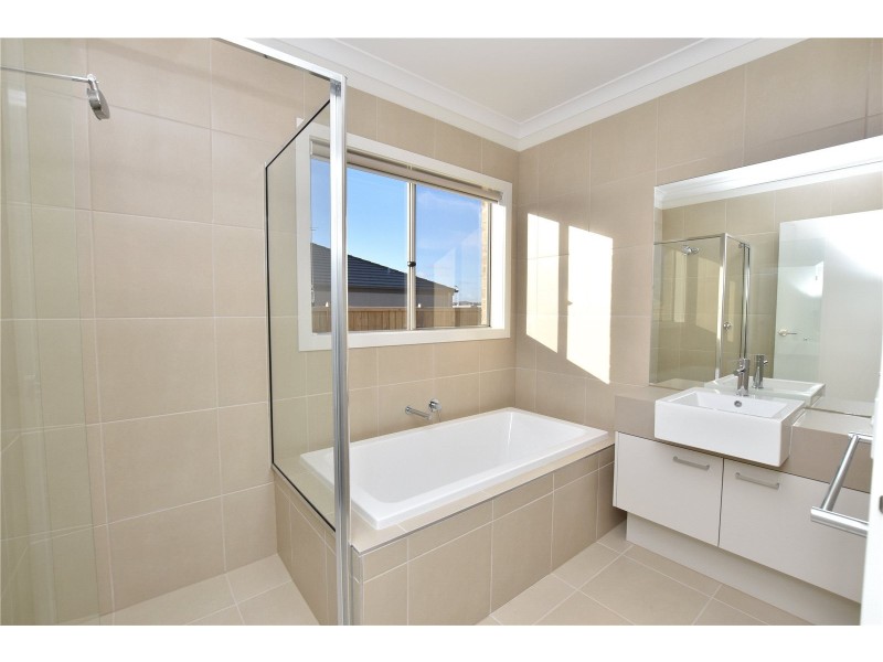 70 Karawarra Circuit, Cranbourne North VIC 3977