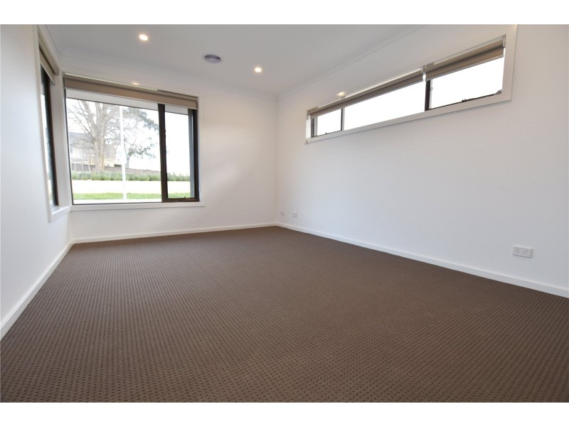 1 Rossiter Retreat, Cranbourne North VIC 3977