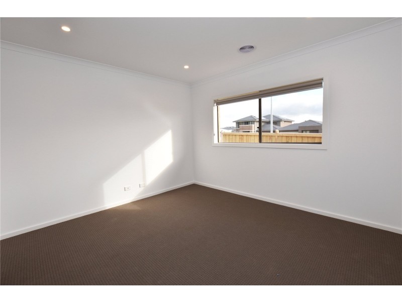 1 Rossiter Retreat, Cranbourne North VIC 3977