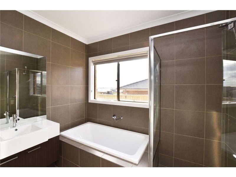 1 Rossiter Retreat, Cranbourne North VIC 3977
