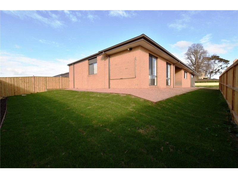 1 Rossiter Retreat, Cranbourne North VIC 3977