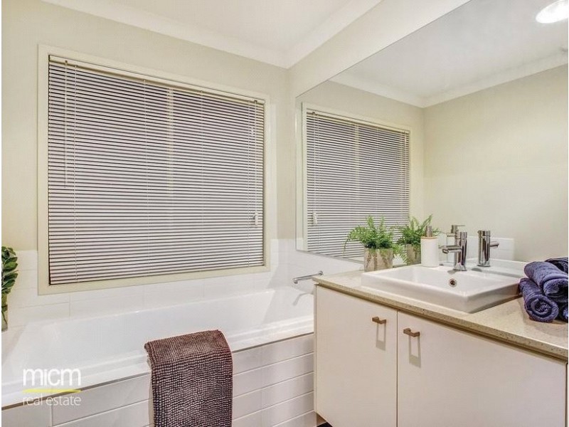 11 Holly Drive, Point Cook VIC 3030