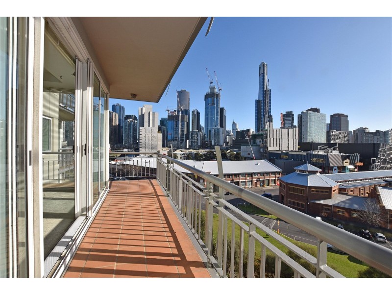 REF 071885/8 Wells Street, Southbank VIC 3006