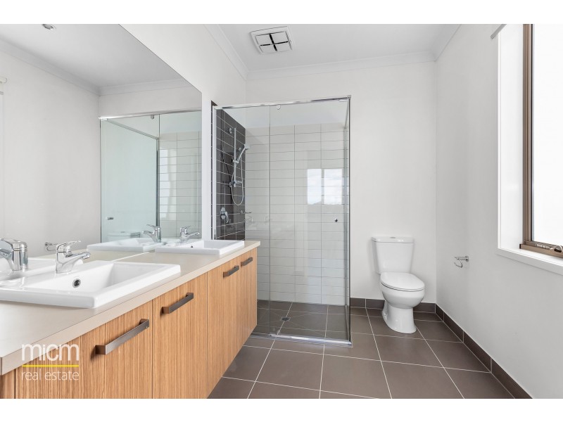 35 Broadbeach Circuit, Point Cook VIC 3030