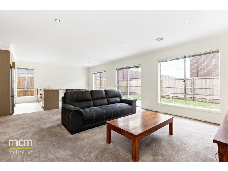 8 Tamworth Grove, Point Cook VIC 3030