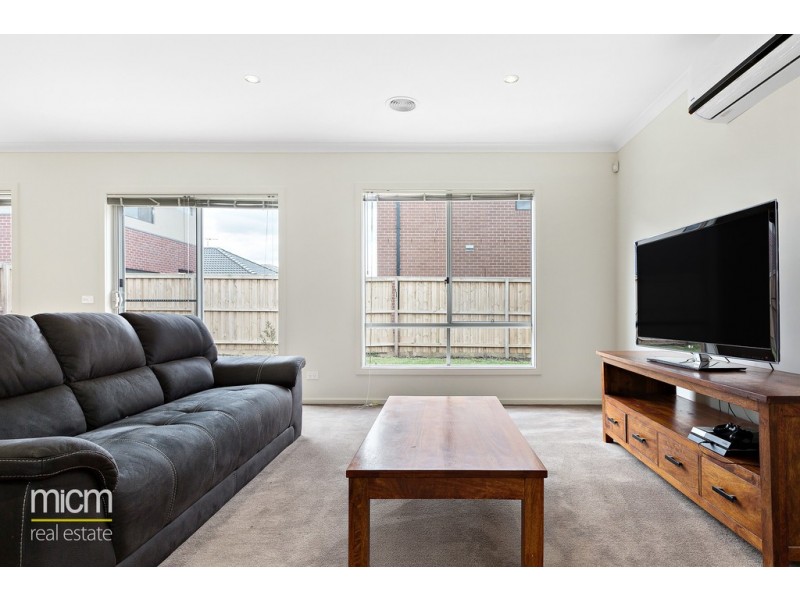 8 Tamworth Grove, Point Cook VIC 3030