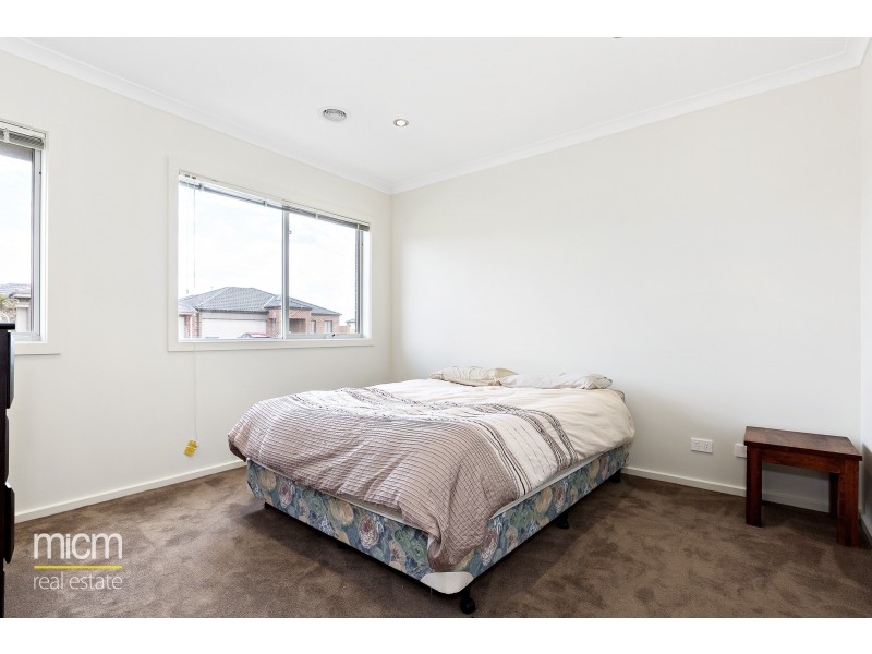 8 Tamworth Grove, Point Cook VIC 3030