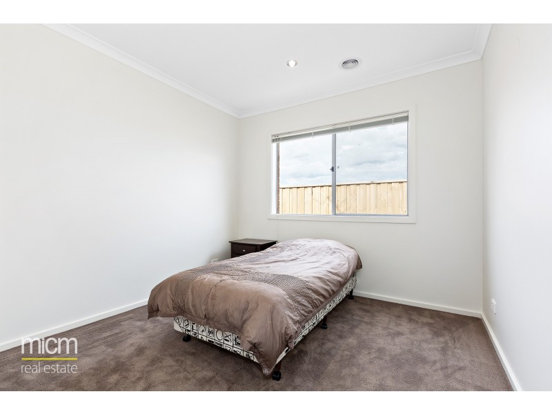 8 Tamworth Grove, Point Cook VIC 3030