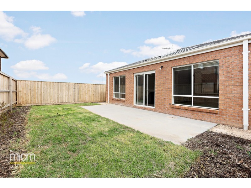 8 Tamworth Grove, Point Cook VIC 3030