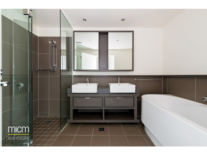 135/8 Waterside Place, Docklands VIC 3008