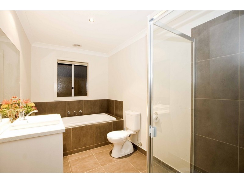 8 Biscay Street, Point Cook VIC 3030