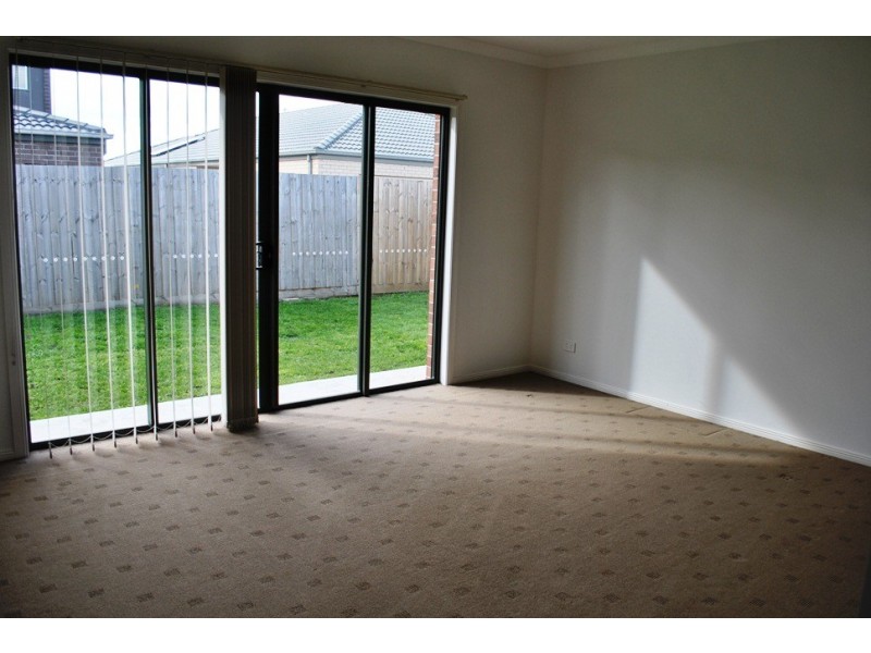 8 Millpond Drive, Point Cook VIC 3030