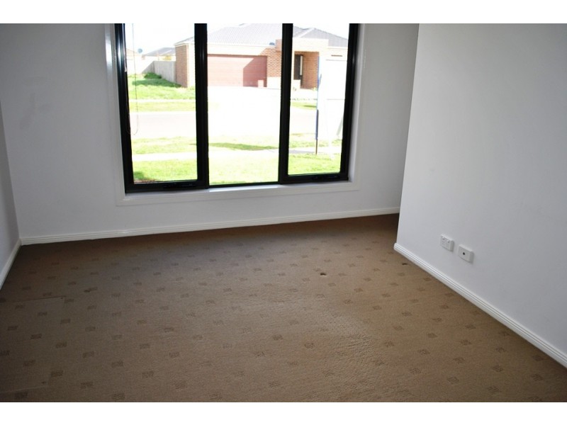 8 Millpond Drive, Point Cook VIC 3030