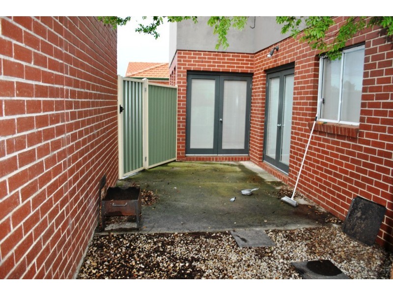 2/83 Dunnings Road, Point Cook VIC 3030