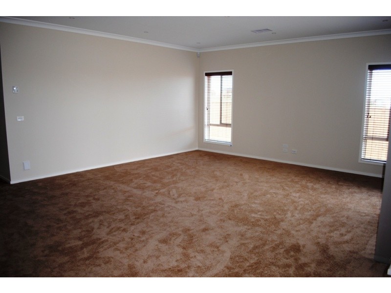 10 Spraypoint Drive, Sanctuary Lakes VIC 3030