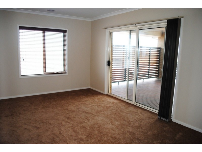 10 Spraypoint Drive, Sanctuary Lakes VIC 3030