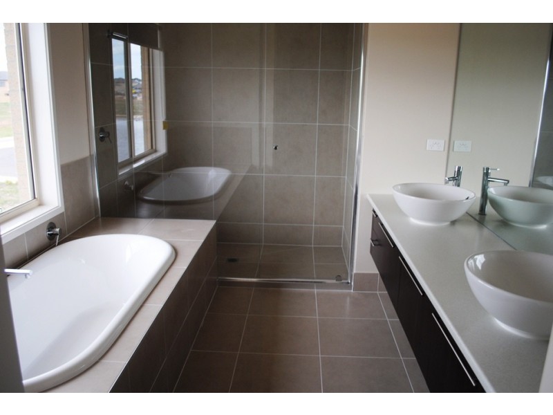 10 Spraypoint Drive, Sanctuary Lakes VIC 3030