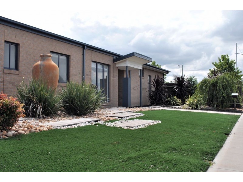 14 Feather Place, Point Cook VIC 3030