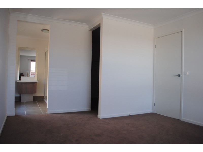 16 Wuranda Parade, Point Cook VIC 3030