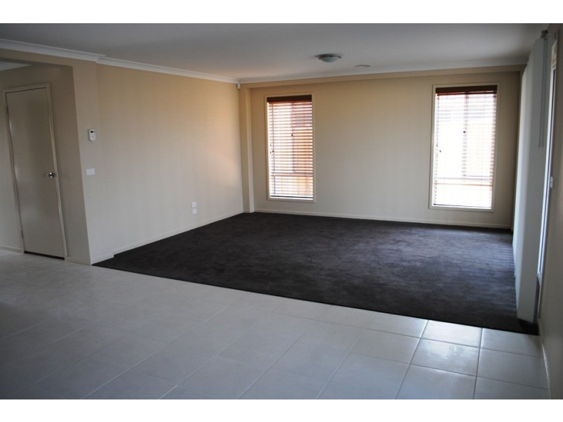 14 Waterhaven Boulevard, Point Cook VIC 3030