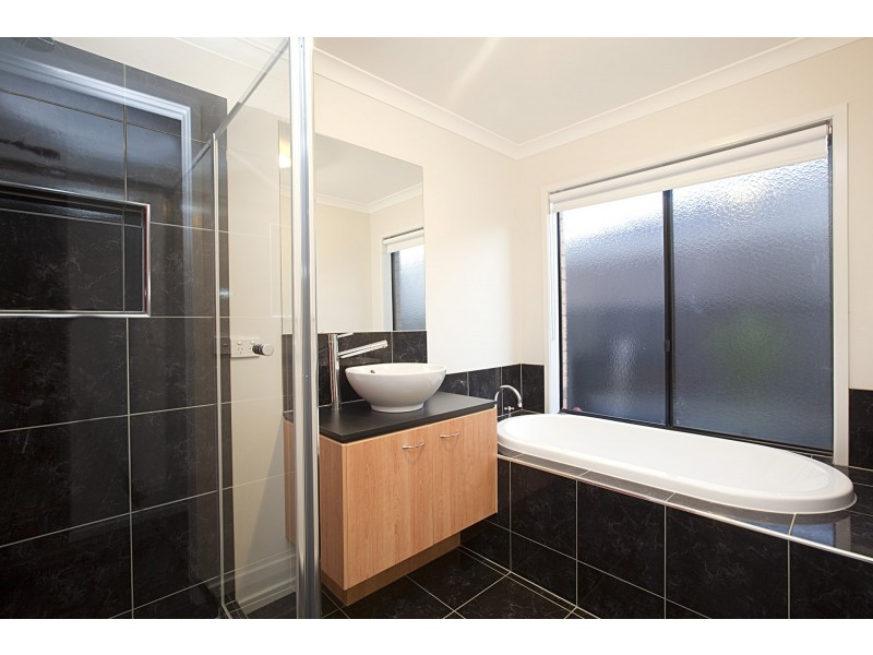 8 Wylie Way, Point Cook VIC 3030