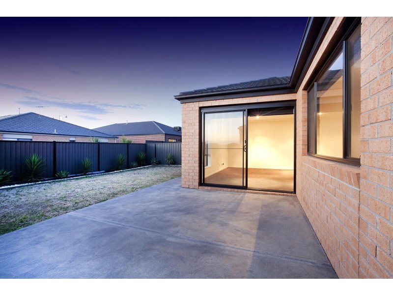8 Wylie Way, Point Cook VIC 3030