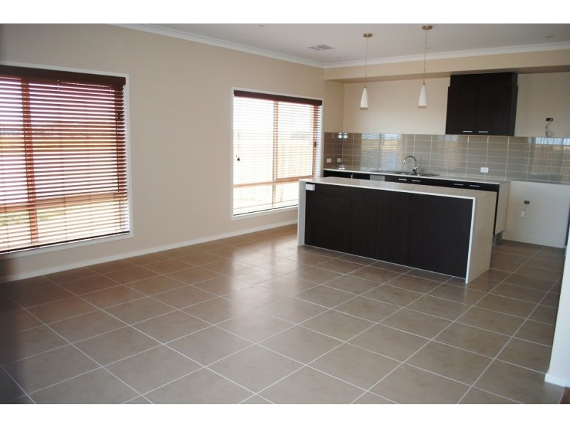 10 Spraypoint Drive, Sanctuary Lakes VIC 3030