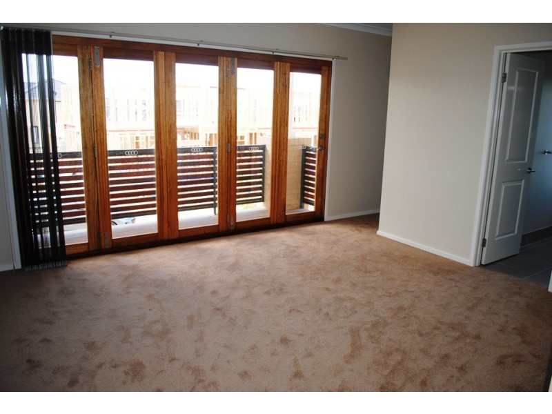 10 Spraypoint Drive, Sanctuary Lakes VIC 3030