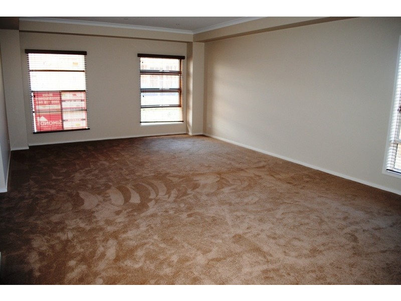 10 Spraypoint Drive, Sanctuary Lakes VIC 3030