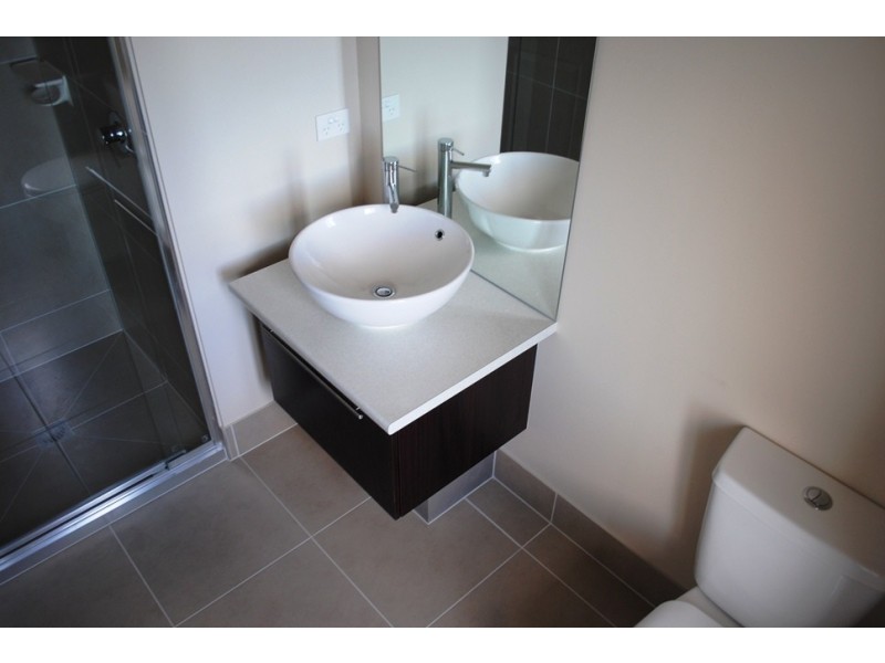 10 Spraypoint Drive, Sanctuary Lakes VIC 3030