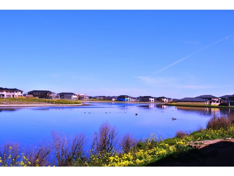 10 Spraypoint Drive, Sanctuary Lakes VIC 3030