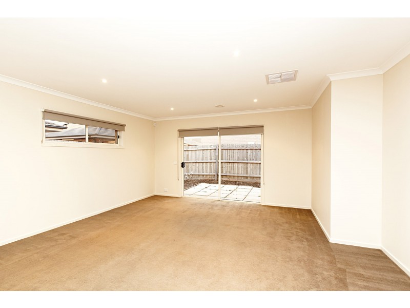 8 Windrest Way, Point Cook VIC 3030