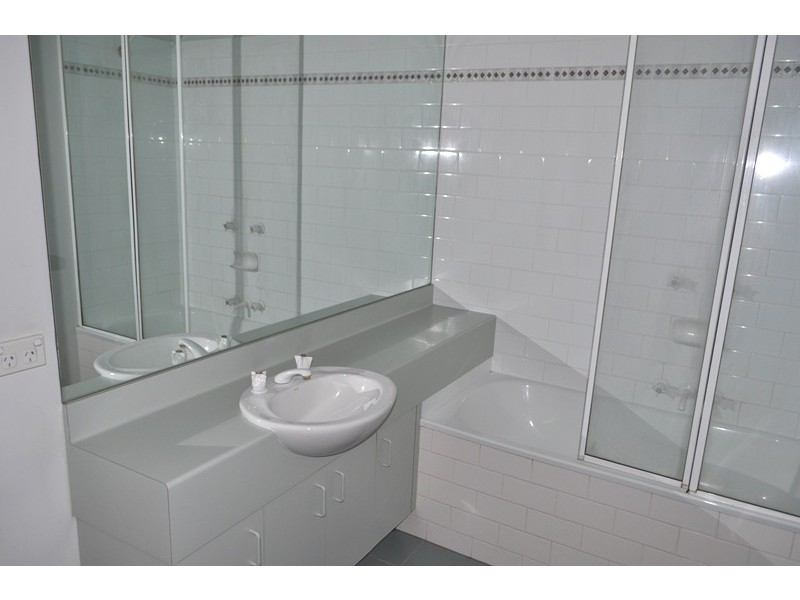 REF 20392/102 Wells Street, Southbank VIC 3006