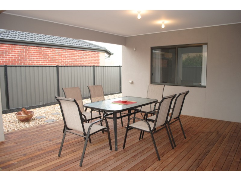 5 Pearce Circuit, Point Cook VIC 3030