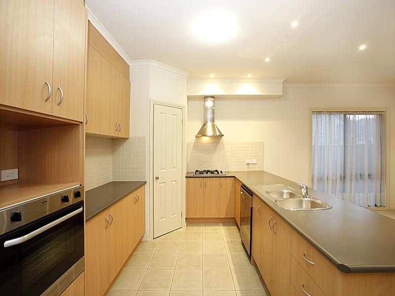 23 Lowess Lane, Sanctuary Lakes VIC 3030