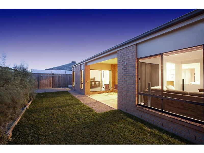 23 Lowess Lane, Sanctuary Lakes VIC 3030