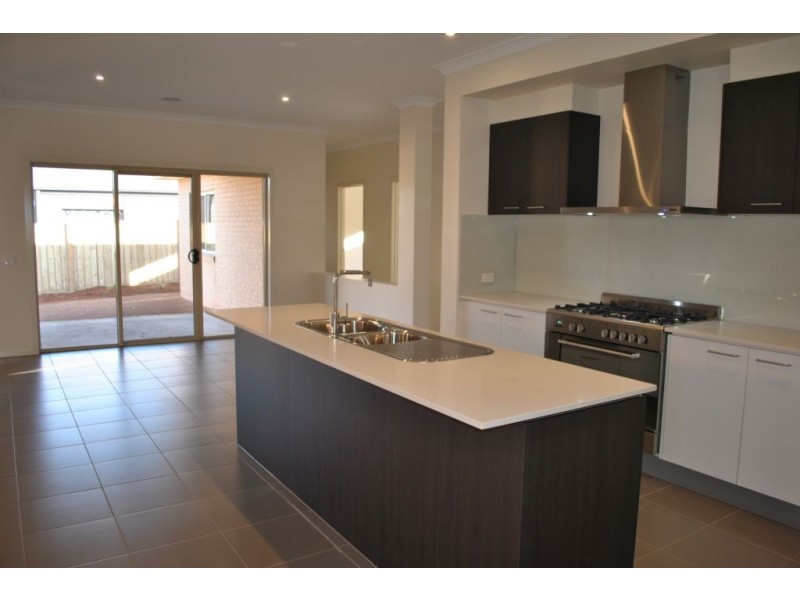 12 Heatherbell Avenue, Point Cook VIC 3030