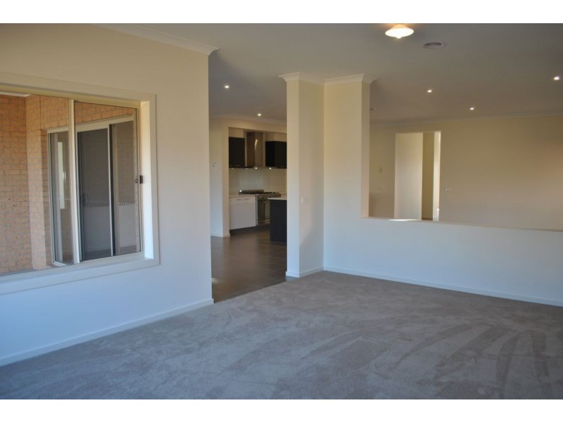 12 Heatherbell Avenue, Point Cook VIC 3030