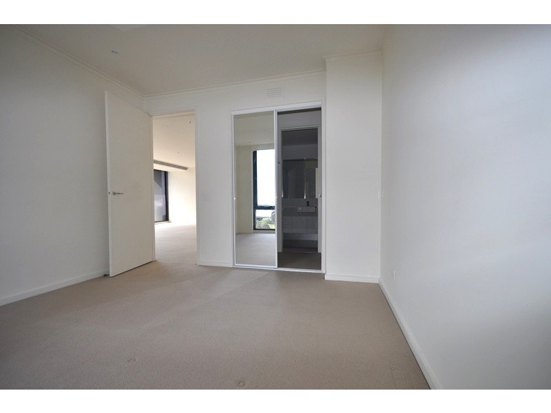 REF 20807/63 Whiteman Street, Southbank VIC 3006